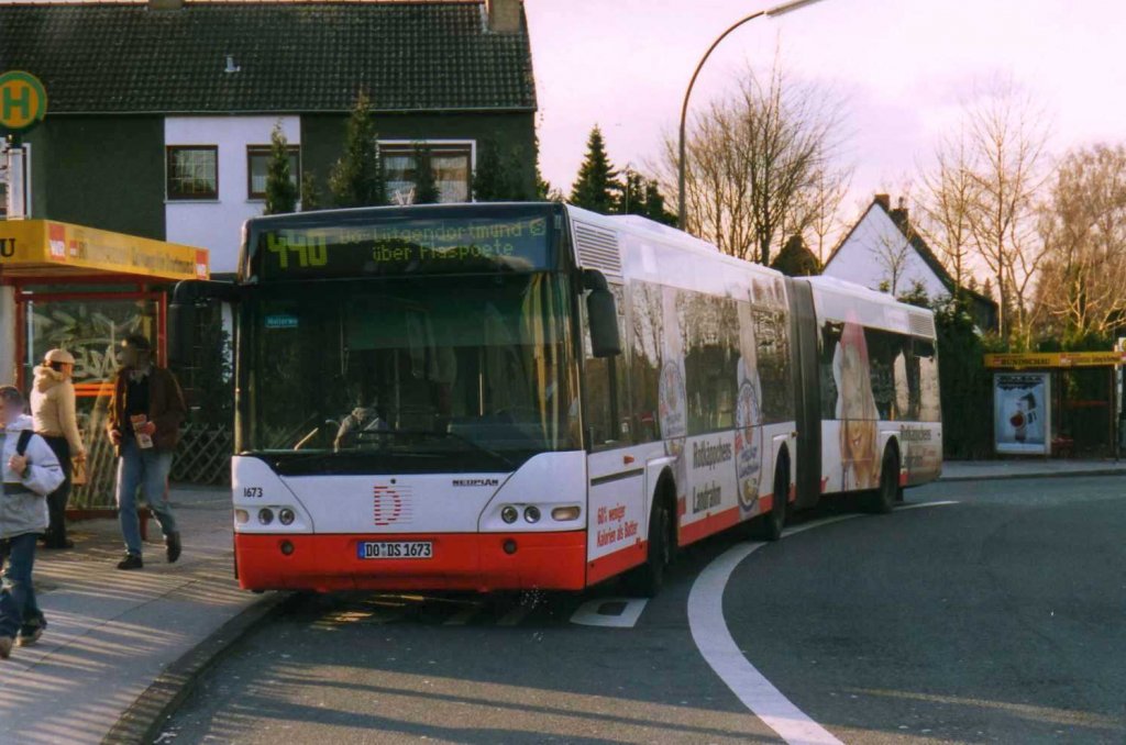 DSW 1673, ein Neoplan Centroliner N4421, aufgenommen im Mrz 2002 an der Haltestelle Oespel Schleife in Dortmund.