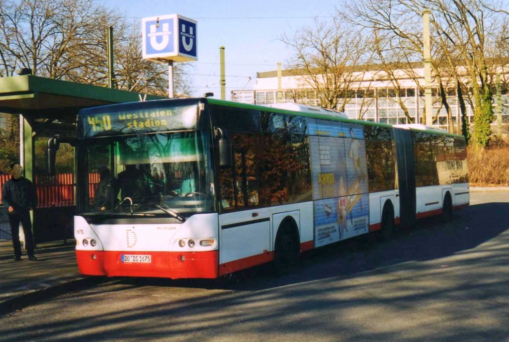 DSW 1675, ein Neoplan Centroliner N4421, aufgenommen im Februar 2002 an der Haltestelle Westfalenstadion.