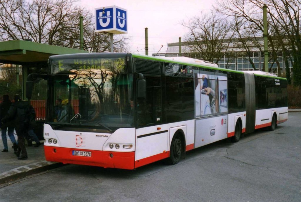 DSW 1678, ein Neoplan Centroliner N4421, aufgenommen im Mrz 2002 an der Haltestelle Westfalenstadion.