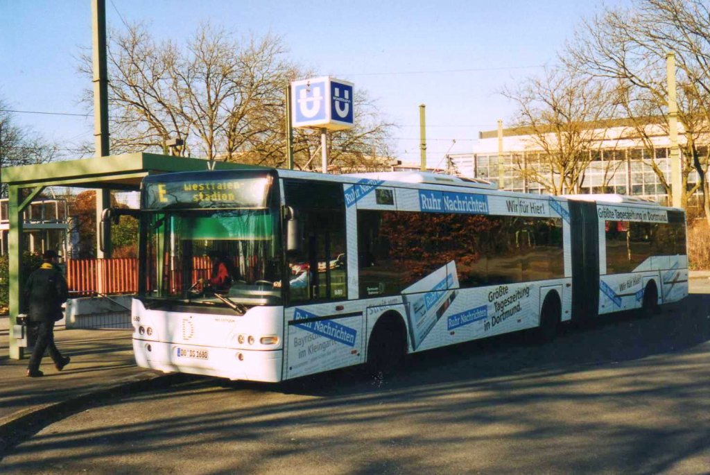 DSW 1680, ein Neoplan Centroliner N4421, aufgenommen im Februar 2002 an der Haltestelle Westfalenstadion.