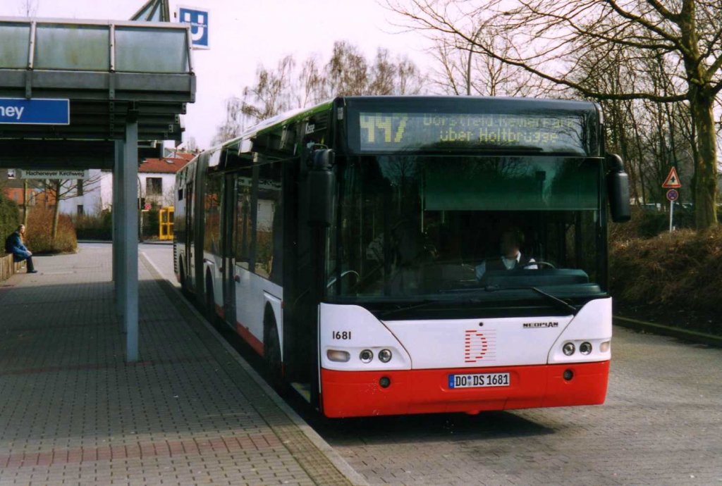 DSW 1681, ein Neoplan Centroliner N4421, aufgenommen im Mrz 2002 an der Haltestelle Hacheney in Dortmund.