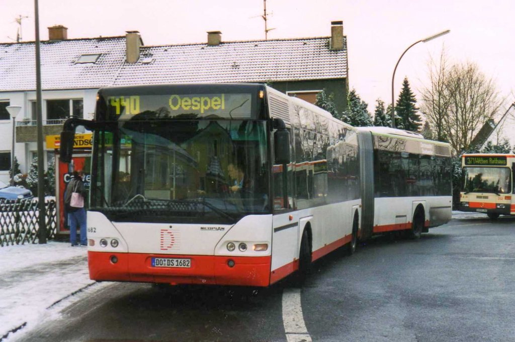 DSW 1682, ein Neoplan Centroliner N4421, aufgenommen im Januar 2002 an der Haltestelle Oespel Schleife in Dortmund.