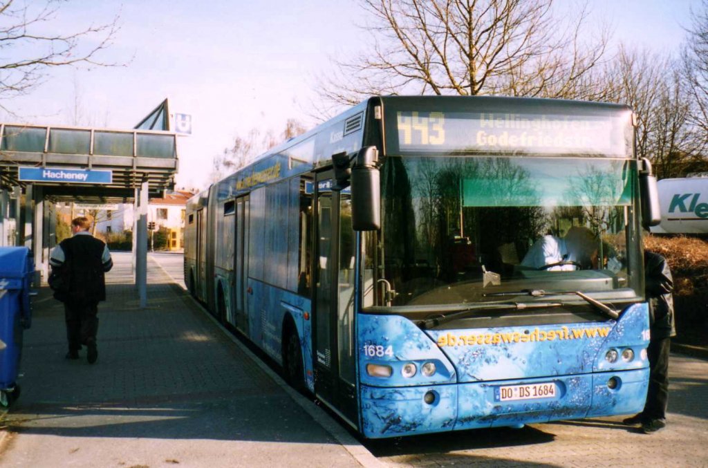 DSW 1684, ein Neoplan Centroliner N4421, aufgenommen im Mrz 2002 an der Haltestelle Hacheney in Dortmund.