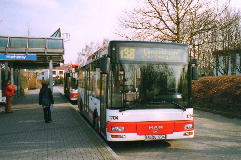 DSW 1704, ein MAN NM223, aufgenommen im Mrz 2002 an der Haltestelle Hacheney in Dortmund.