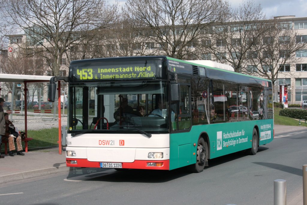 DSW21 1226 (DO DS 1226) mit Werbung fr FOM.
Aufgenommen an HBF Dortmund/Nord.
3.4.2010