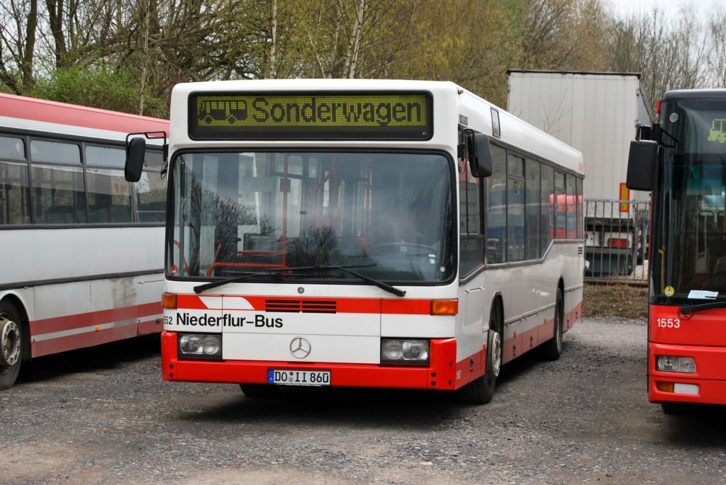 DSW21 1552, ein Mercedes O405 N vom Baumeier Omnibusbetrieb im Auftrag der DSW21. Aufgenommen am 11.04.2010 auf dem Abstellplatz vom BOB whrend der ersten Dortmunder Fotosonderfahrt.