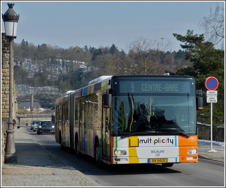 DV 9410, VDL 97 Man Niederflur Bus, aufgenommen am 15.03.2013 an der Monte de Clausen in Richtung der Oberstadt von Luxemburg. 