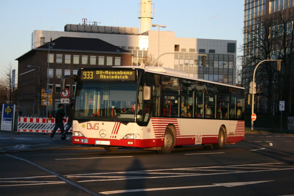 DVG 506 (DU DV 5506) mit der Linie 933 nach Duisburg Neuenkamp.
Aufgenommen am 26.12.2009 vor den HBF Duisburg.