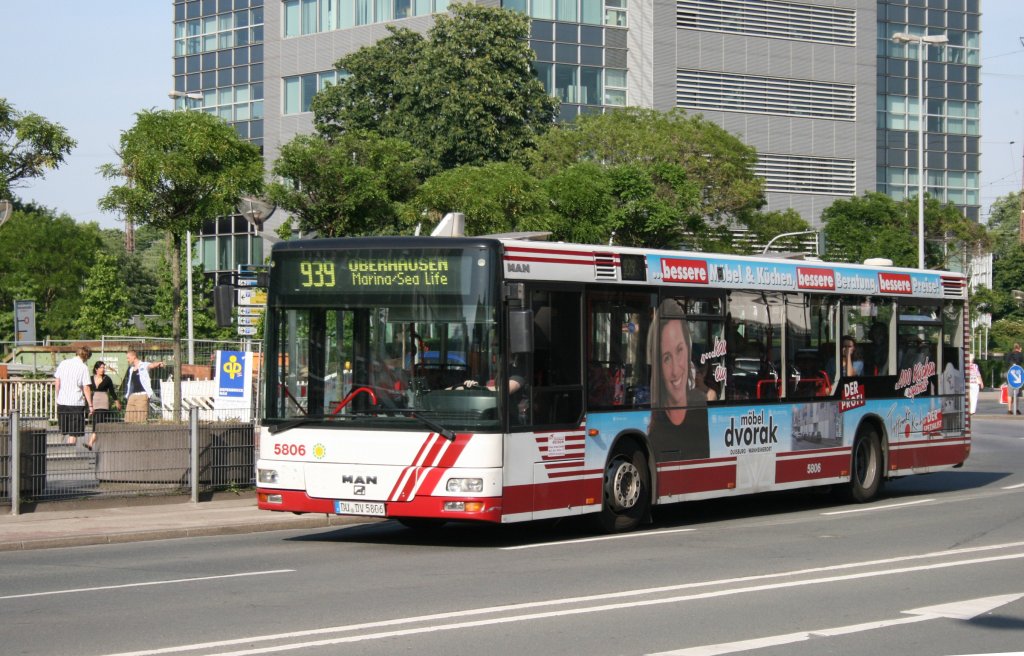 DVG 5806 (DU DV 5806) macht Werbung fr Mbel Dvorak.
Der Bus ist an Urban Reisen Vermietet.
Duisburg HBF 5.6.2010.