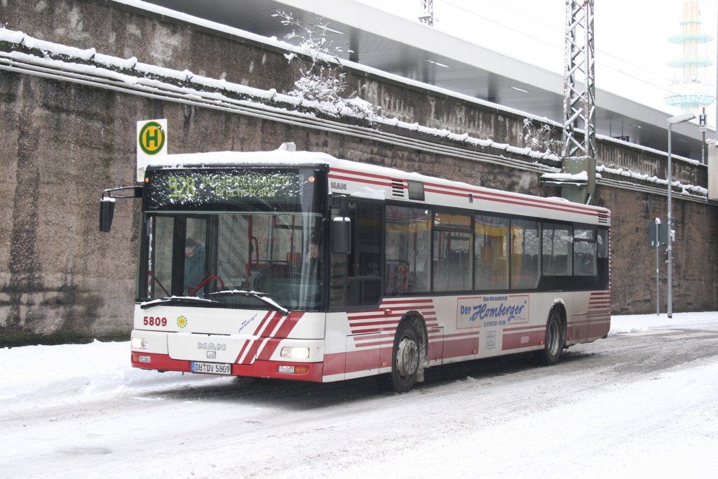 DVG 5809 (DU DV 5809) mit der Linie 928 am HBF Duisburg.
3.1.2010
