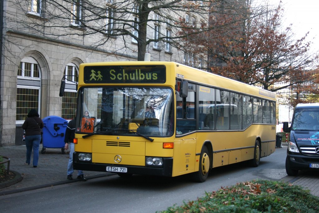 E SH 721 im Schlerverkehr am Hauptbad in Essen.
6.11.2009