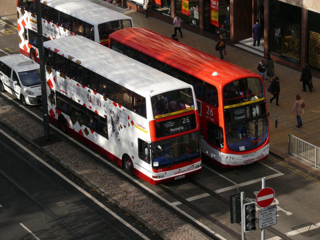Ediburgh am 21.10.2010, Busse der 'Lothian Buses' auf der Princess Street vom 'Scott Monument' aus gesehen.