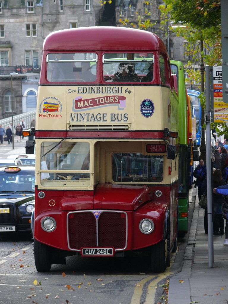 Edinburgh am 21.10.2010, Vintage Bus - ein original Routemaster als Touristen-Bus