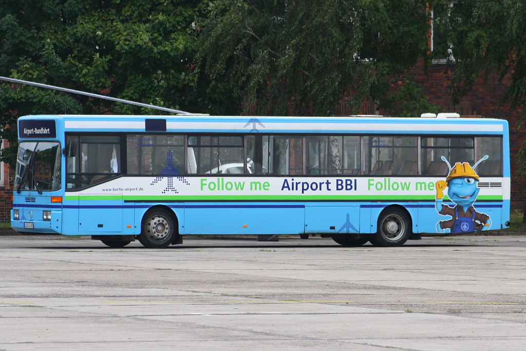 Ein alter Mercedes Benz-Bus fr die Flughafenrundfahrten mit Ameise Armin-Bemalung in Berlin-Schnefeld am 17. August 2010