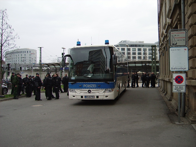 Ein Bundespolizei Mercedes Benz Tourismo in Mainz Hbf am 13.03.11 