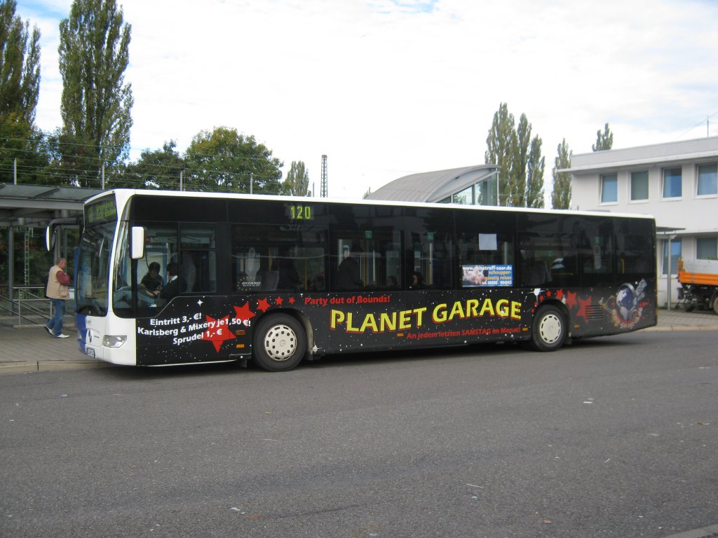 Ein Citaro Bus der Firma Manfred Harz Reisen fhrt im Auftrag von Saarbahn und Bus die Linie 120 von Brebach nach Ensheim Sportplatz. Das Foto habe ich am 06.10.2010 in Saarbrcken Brebach gemacht.