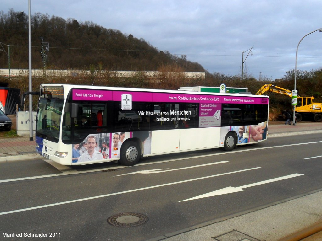 Ein Citaro Bus von Manfred Harz Reisen macht Werbung fr das Evg.Krankenhaus in Saarbrcken. Das Foto habe ich am 13.03.2011 am Rmerkastell in Saarbrcken gemacht.