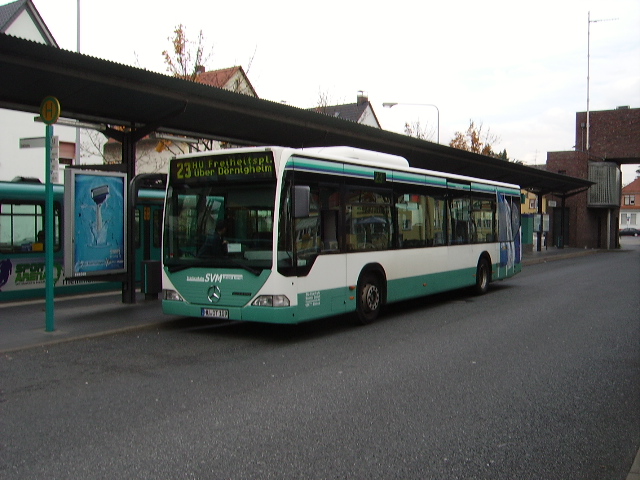 Ein Citaro mit Evo Bus Werbung in Enkheim am 30.10.10