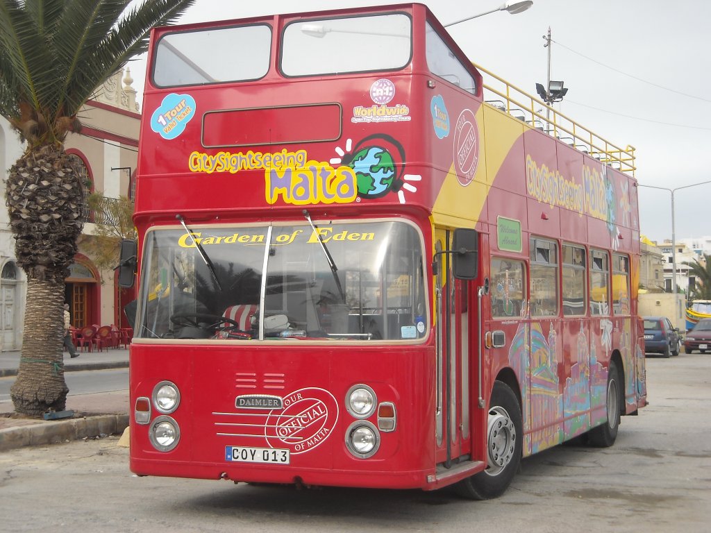 Ein  Daimler  - Touristenbus auf Malta, 20.11.2009