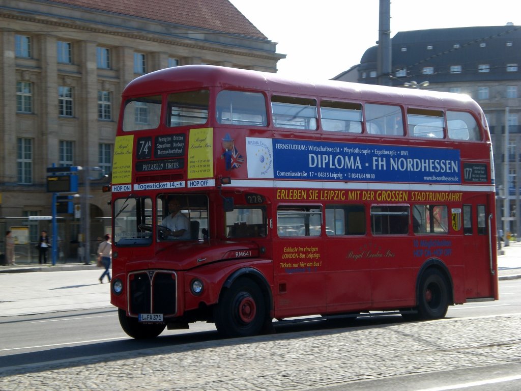 Ein ehemaliger Londoner Doppeldecker jetzt als Sightseeing-Bus in Leizig am Hauptbahnhof.