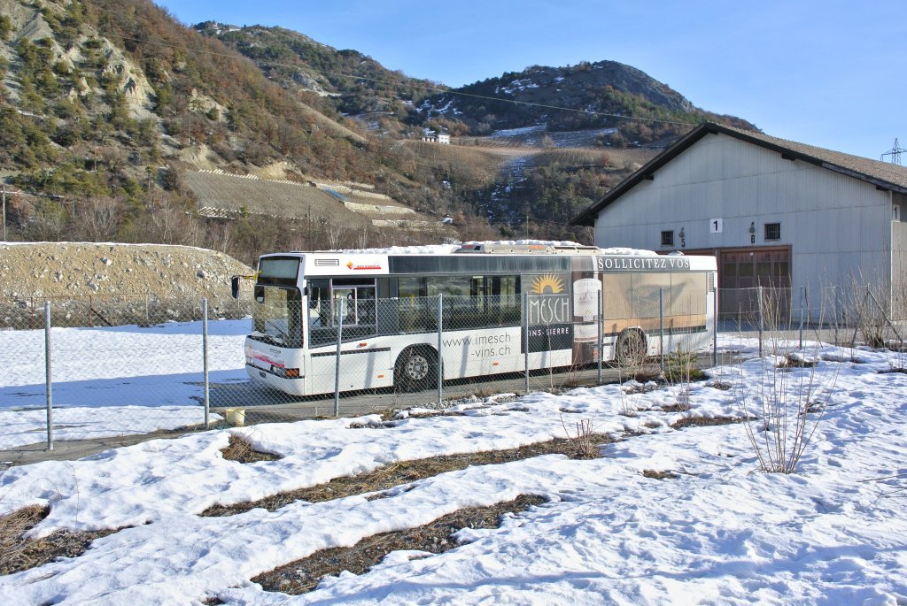 Ein ex. Bus Sierrois, Neoplan, abgestellt beim Bahnhof Leuk, 23.01.2013.