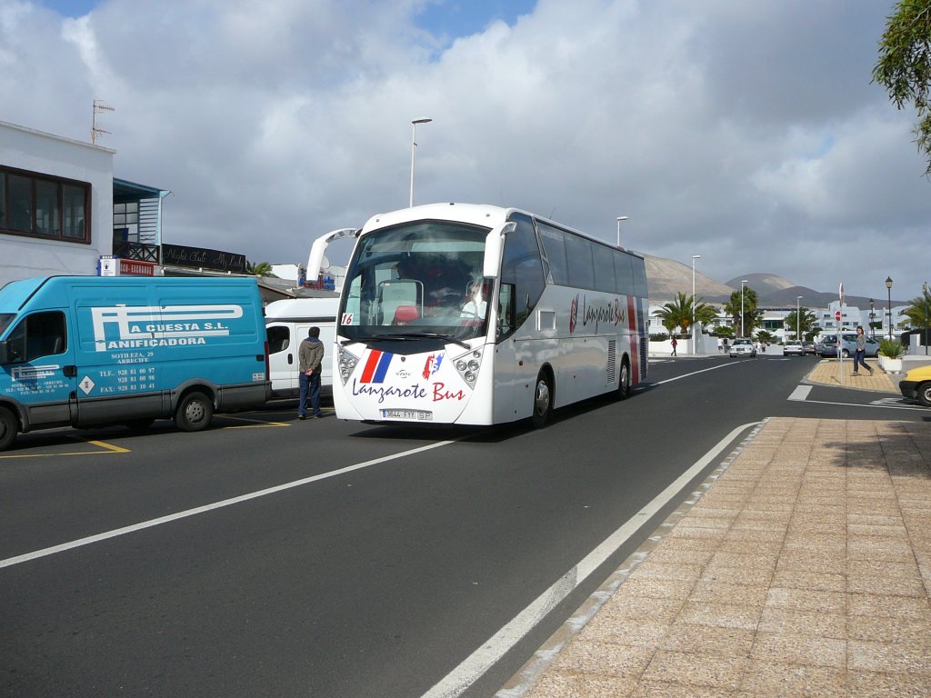 Ein Fahrzeug (Typ ?)von LANZAROTE BUS unterwegs in Puerto del Carmen im Januar 2010