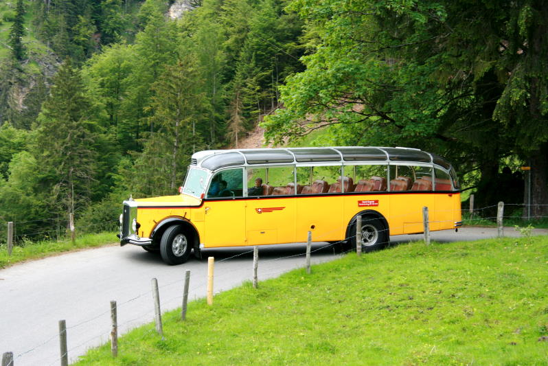 Ein FBW Alpenwagen IIIa auf dem Postautokurs Griesalp-Kiental-Reichenbach; 09.02.2013