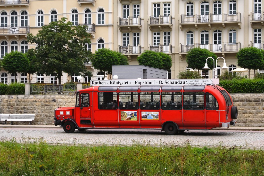 Ein historischer (?) Bus auf der Uferstrae in Bad Schandau, aufgenommen am 30.08.2012 vom Personendampfer  Meissen  aus. (Siehe auch Beschreibung zum vorherigen Bild!)
