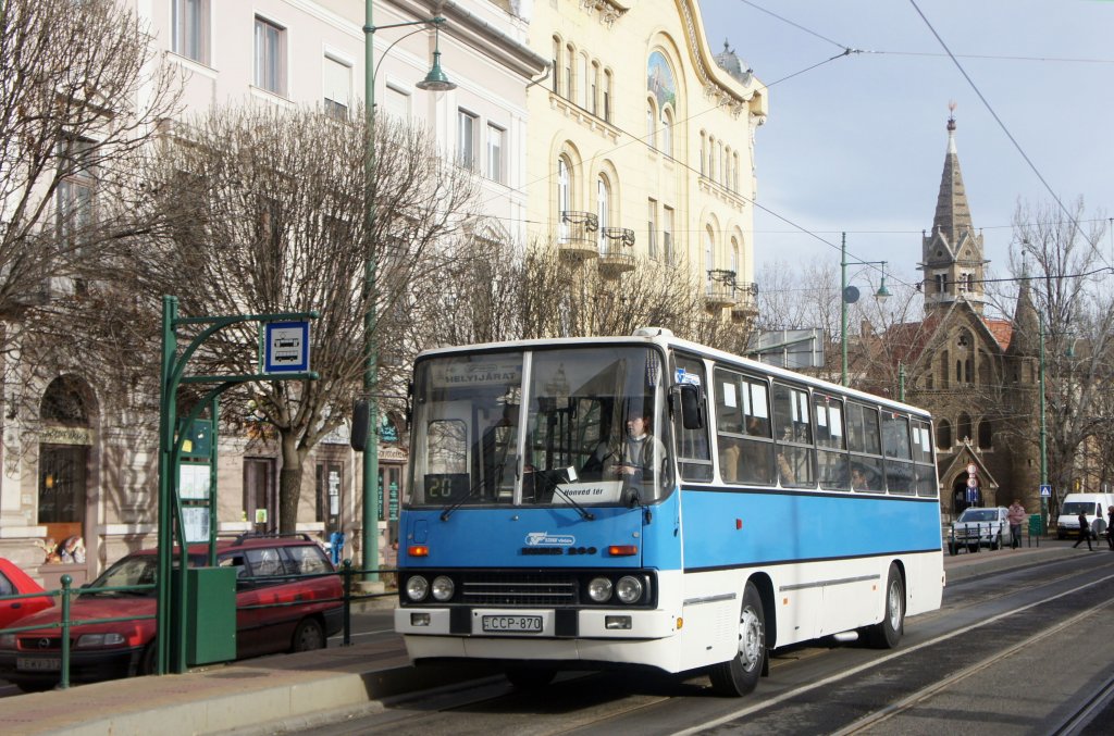 Ein Ikarus 260 in der Innenstadt von Szeged / Ungarn. Aufgenommen im Januar 2012.