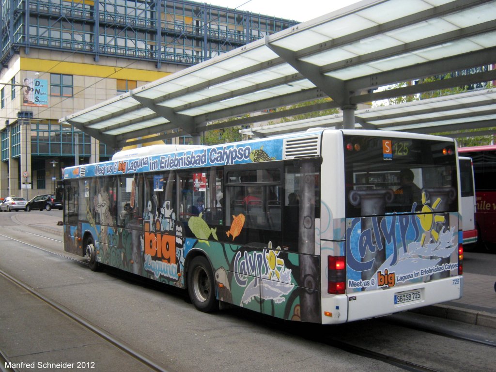 Ein MAN Bus von Saarbahn und Bus mit  Werbung fr das Calypso Schwimmbad. Das Foto habe ich im Mai 2012 am Hauptbahnhof in Saarbrcken gemacht.