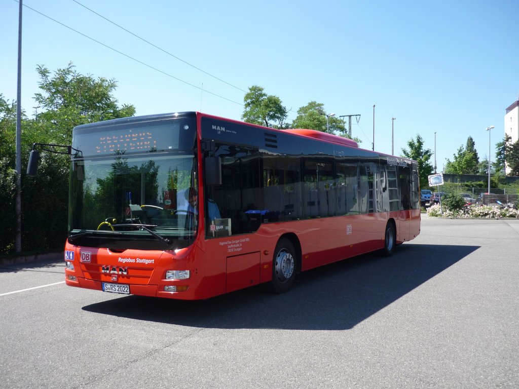 Ein MAN-Lions-City von Regionalbus Stuttgart vor seiner nchsten Abfahrt in Bblingen beim ZOB.