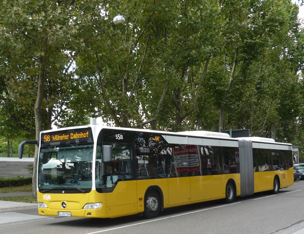 Ein MB-Gelenkbus, der SSB, in Stuttgart am Schloplatz macht Pause.