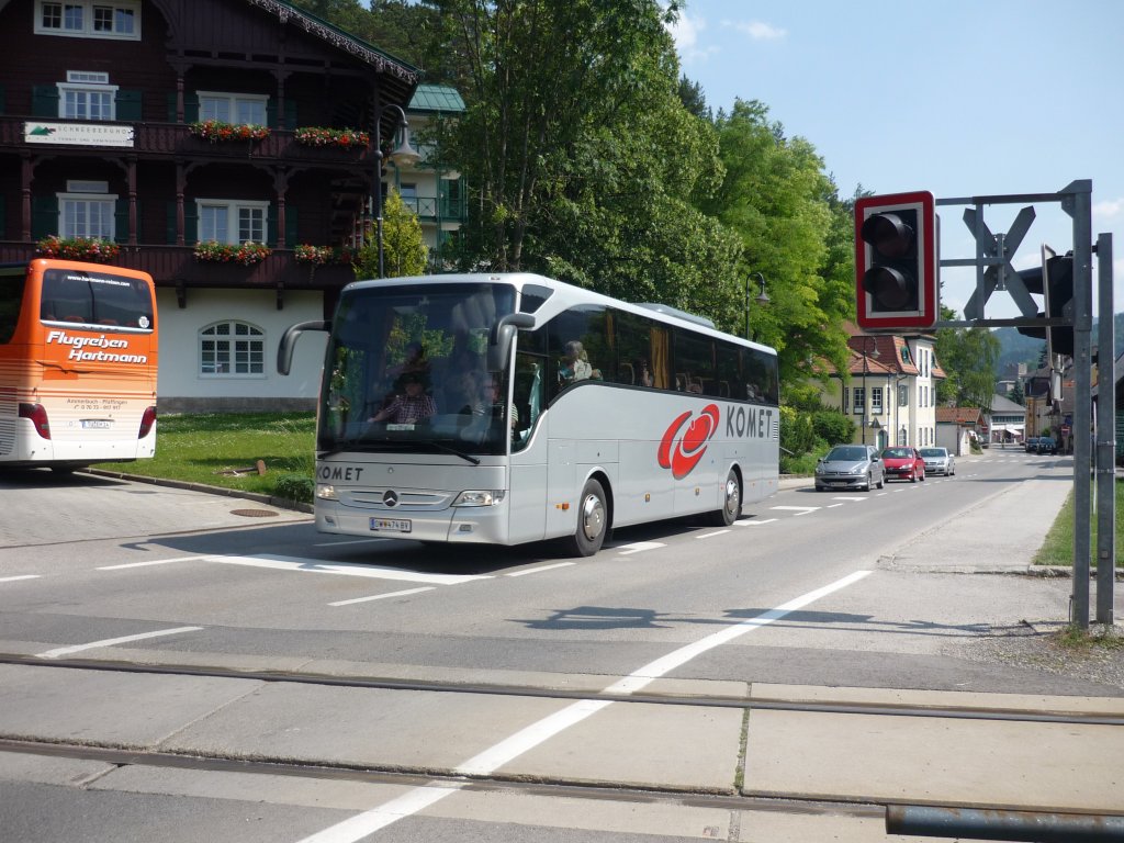 Ein MB-Tourismo, der Fa. Komet in Puchberg/A fhrt gerade ber die Gleise der Eisenbahn. Am 30.06.2010.