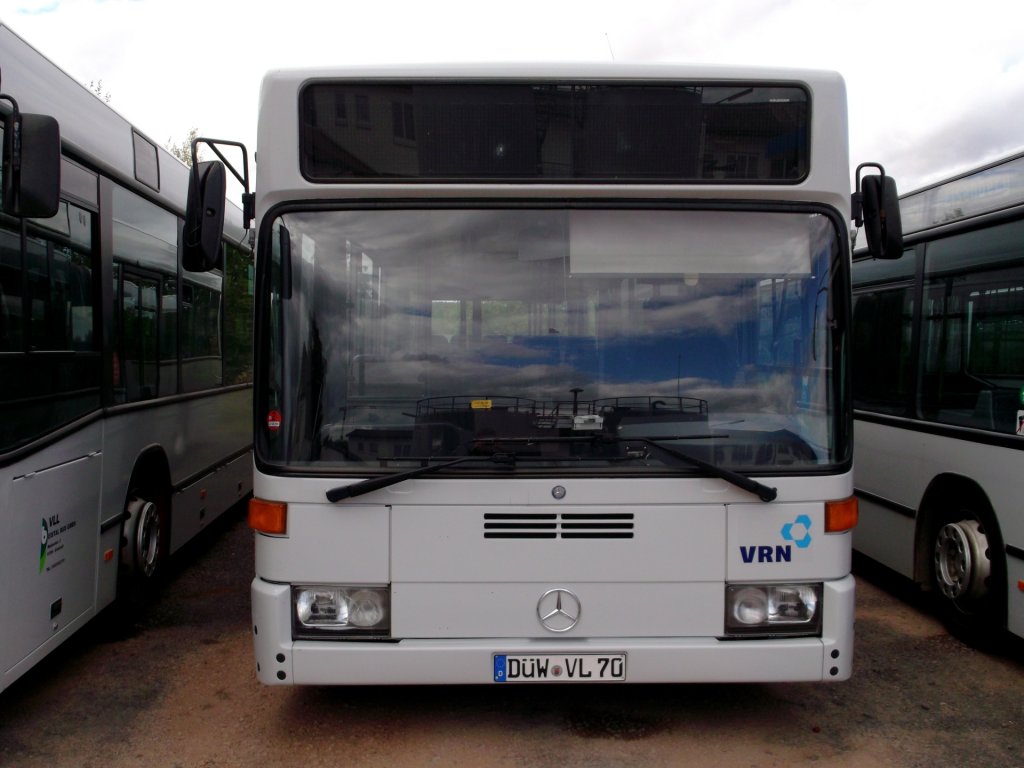 Ein Mercedes-Benz O 405 N2 von Eistal-Bus GmbH, abgestellt auf einem Parkplatz in Hettenleidelheim am 03.10.2012. Werktags wird das Fahrzeug im berland-Linienverkehr eingesetzt.

Besonderheit: Ausfhrung mit Sitzen auf Podesten