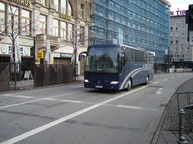 Ein Mercedes Benz Tourismo in Frankfurt am Main Hbf am 13.02.11