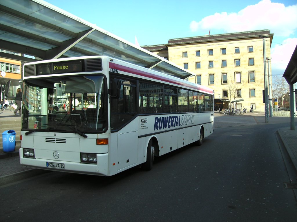 Ein Mercedes Bus der Firma Ruwertal Reisen am Saarbrcker-Hauptbahnhof. Die Aufnahme des Fotos war am 05.03.2010.