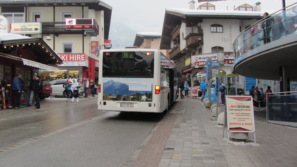 Ein Mercedes Citaro hlt am 28.1.2012 vor der Penkenbahntalstation als Skibus B2 und fhrt dann gleich wieder zur Ahornbahn in Mayrhofen.