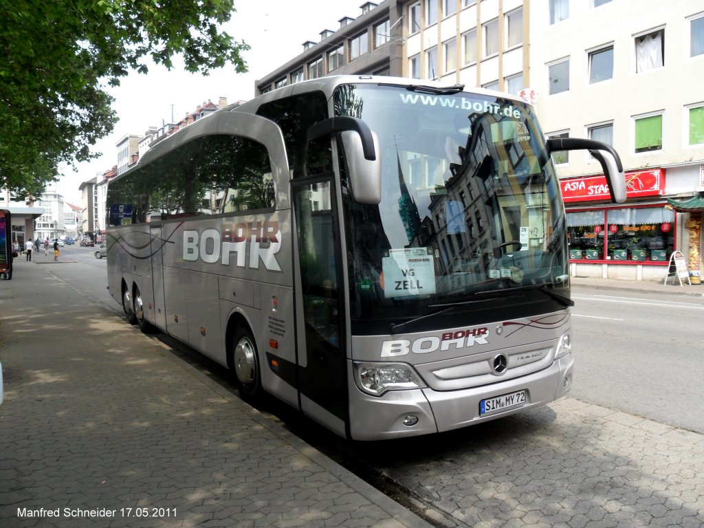 Ein Mercedes Reisebus der Firma Bohr Reisen aus Simmern steht am Saarbrcker Beethovenplatz. Das Foto habe ich am 17.05.2010 gemacht.