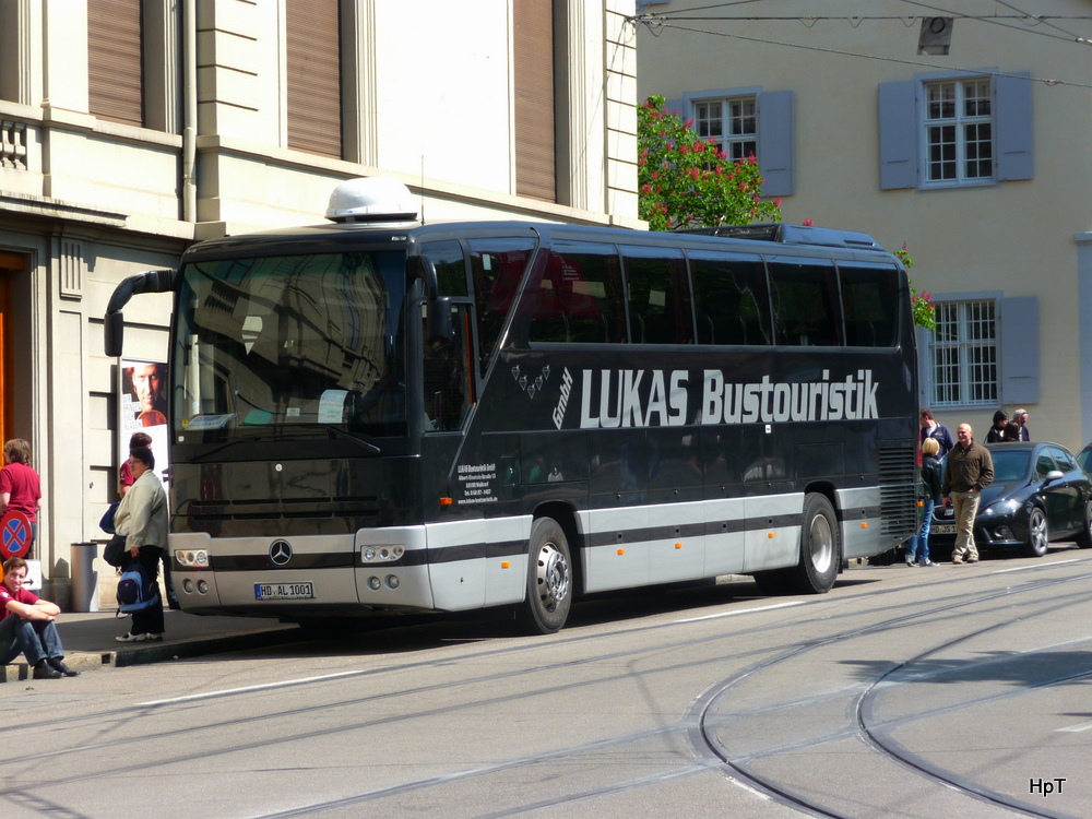 Ein Mercedes Tourismo zu Besuch in der Stadt Basel am 16.04.2011