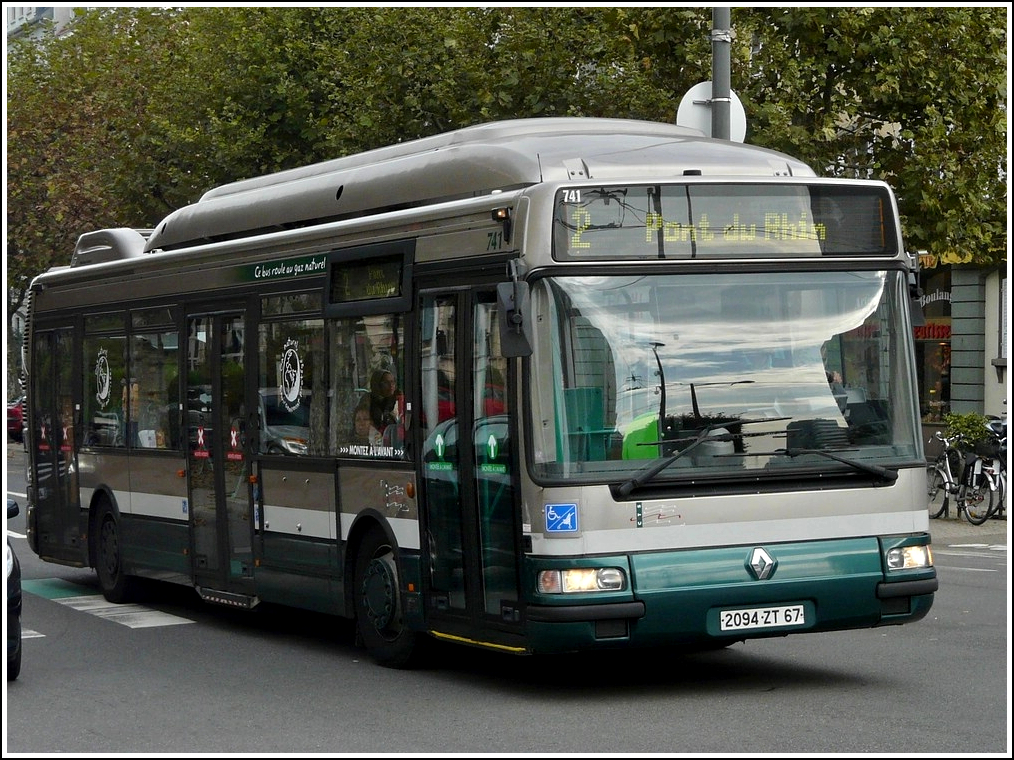 Ein mit Naturgas betriebener Renault Agora Bus aufgenommen in den Straen von Strasbourg am 29.10.2011.