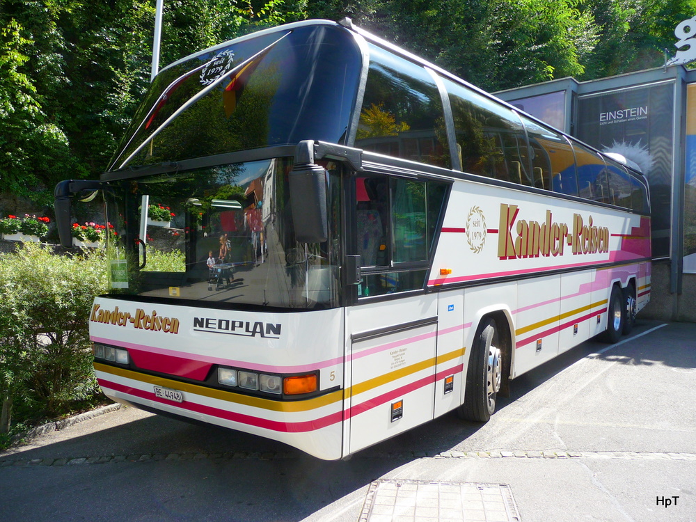 Ein Neoplan Reisebus vor dem Bahnhof der Gurtenbahn in Wabern am 04.09.2010