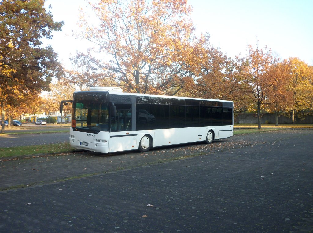 Ein Neoplanbus in Hannover (Parktplatz Stadtfriedhof Lahe), am 31.10.2010.