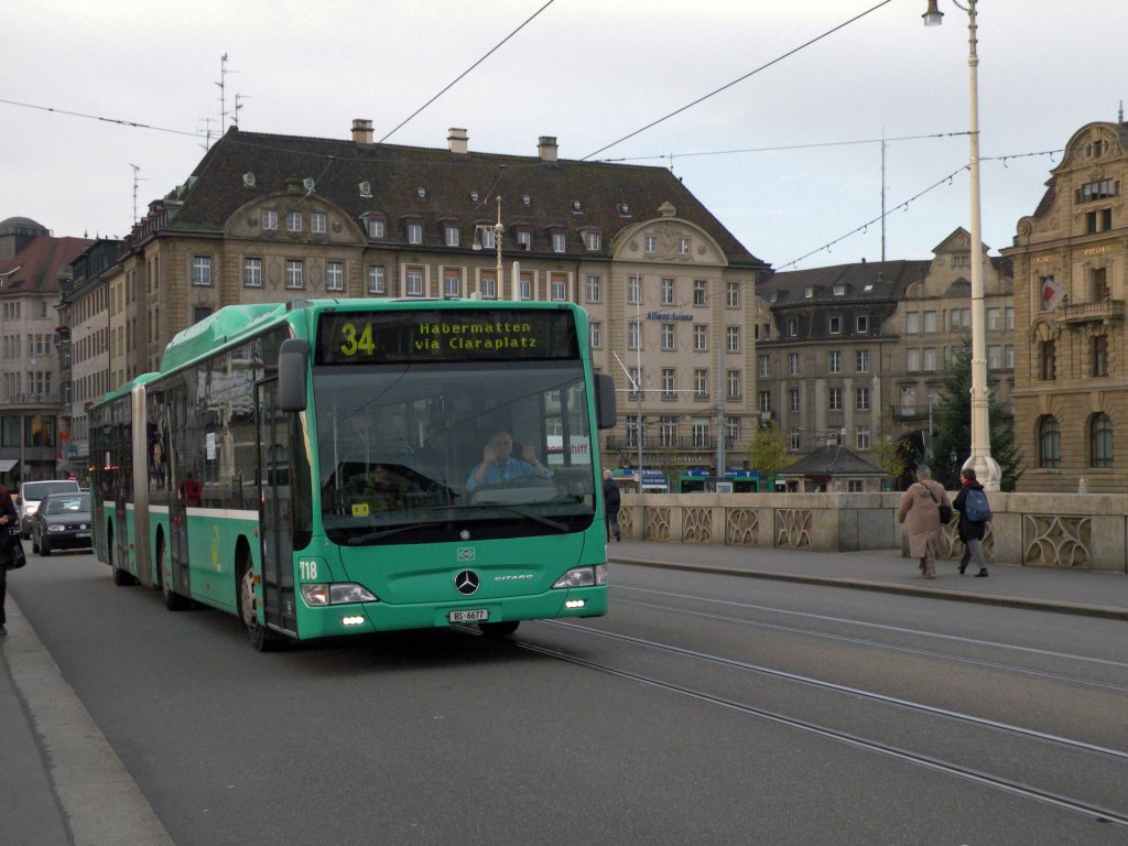 Ein neuer Citaro mit der Betriebsnummer 718 berquert die Mittlere Rheinbrcke Richtung Rheingasse. Die Aufnahme stammt vom 21.11.2009.