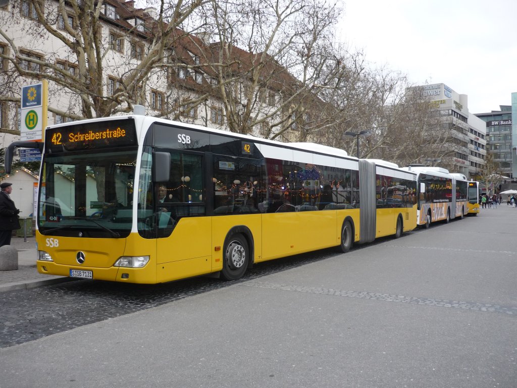 Ein neuer SSB-Bus am Schloplatz in Stuttgart, am 16.12.2009 vor seiner Weiterfahrt zur Schreiberstrasse auf der Linie 42.
