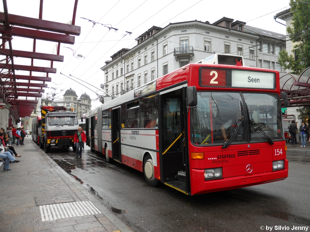 Ein nicht ganz vorschriftsgemsser Fahrgastwechsel. Durch den Defekt des Hess Nr. 104 mussten die anderen Busse, so auch der GTZ 154 rund um das Gespann herumfahren, und kam somit mitten auf der Strasse zu stehen. Winterthur HB 8.9.2010.