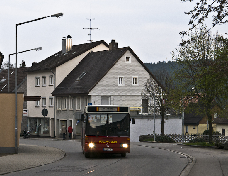 Ein O407 von der Firma Fichter legt sich am 7. Mai 2010 in St. Georgen (Schwarzwald) schwungvoll in die Kurve. Dieser, nur mit Saisonkennzeichen ausgestatter Bus, fuhr als Linie 7265 nach Triberg.