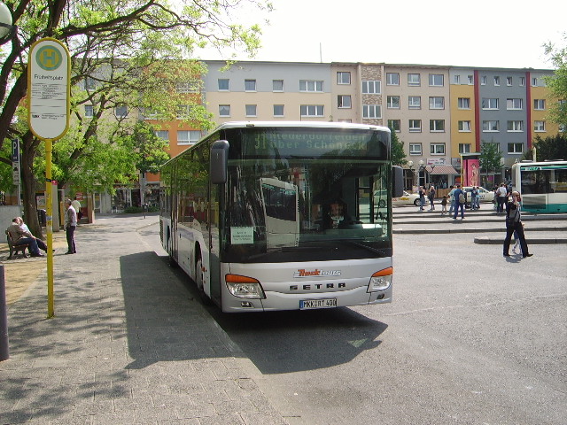 Ein Rack Tours Setra am 26.04.11 in Hanau als Linie 31 