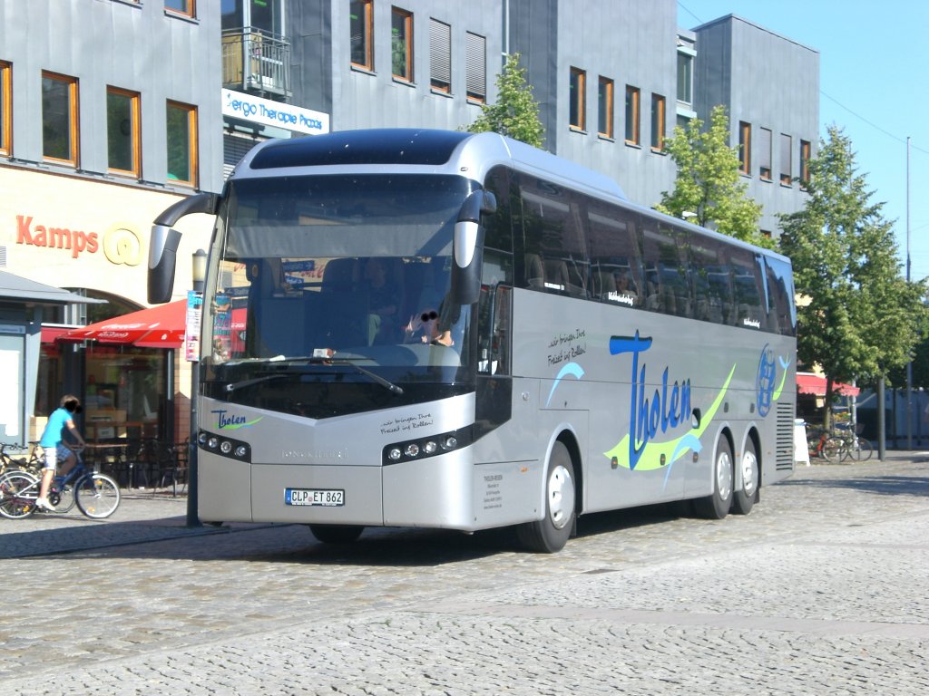 Ein Reisebus (Marke unbekannt) am S-Bahnhof Hennigsdorf.
