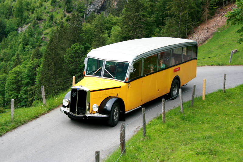 Ein Saurer Alpenwagen III auf dem Postautokurs im Kiental; 09.06.2013