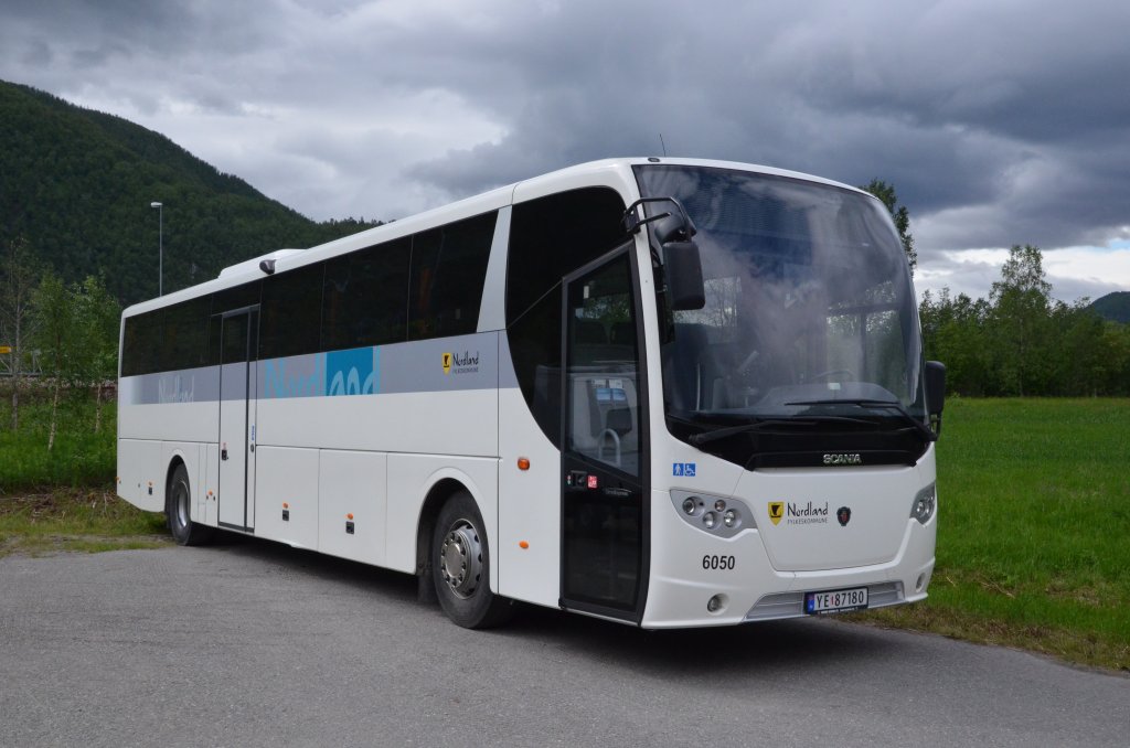 Ein Scania OmniExpress berland-Linienbus am 01.07.2012 in Brenne/Norwegen gesehen. 